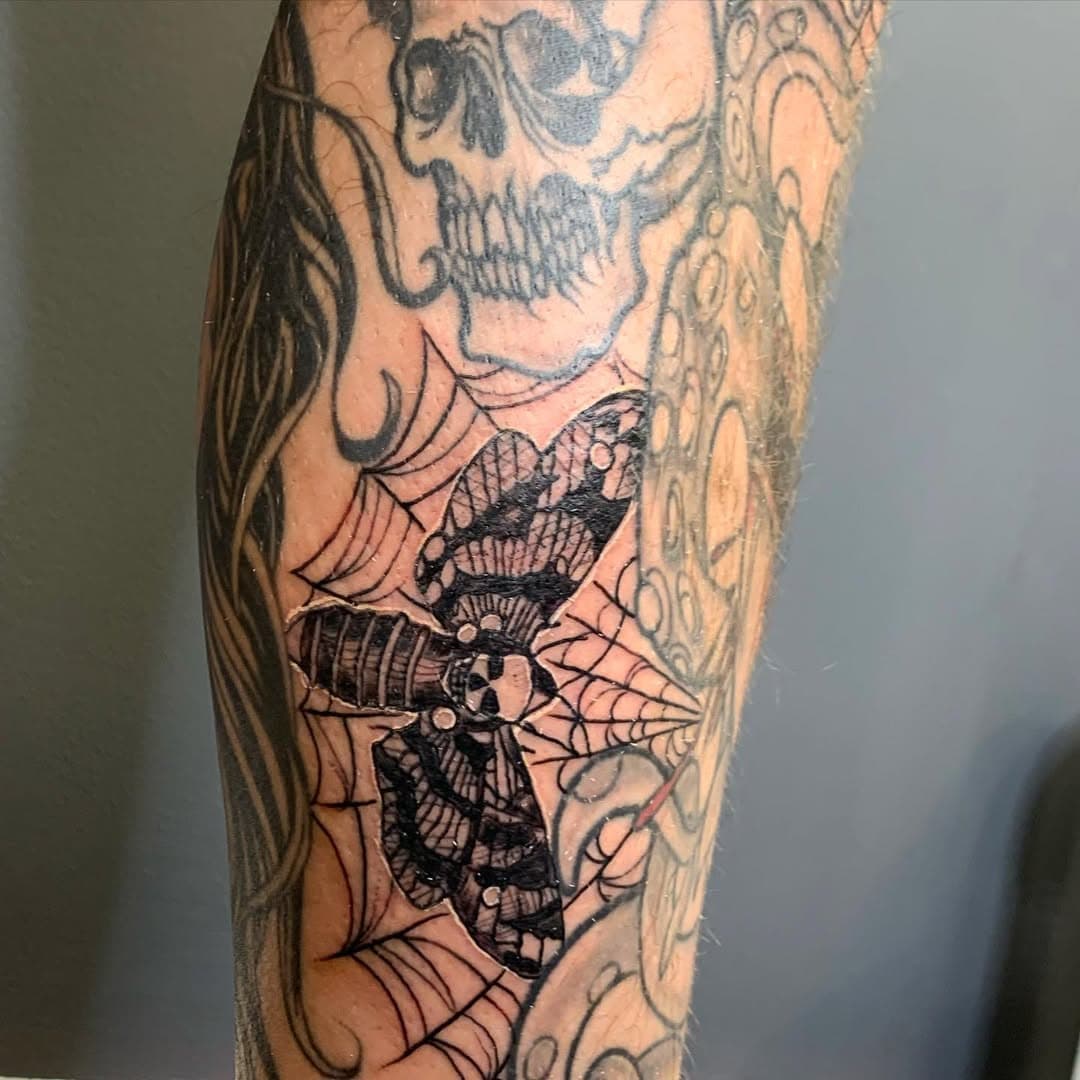 In between lockdowns when I actually functioned as a tattooer for all of 2 days I managed to get the chance to do this moth gap filler on Adi, thanks for your trust as always man. I miss my tattoo family fucking dearly and the last year has stolen so much. #hawkmoth #deathsheadmoth #tattoo #tattoos #tattooer #imissmylife