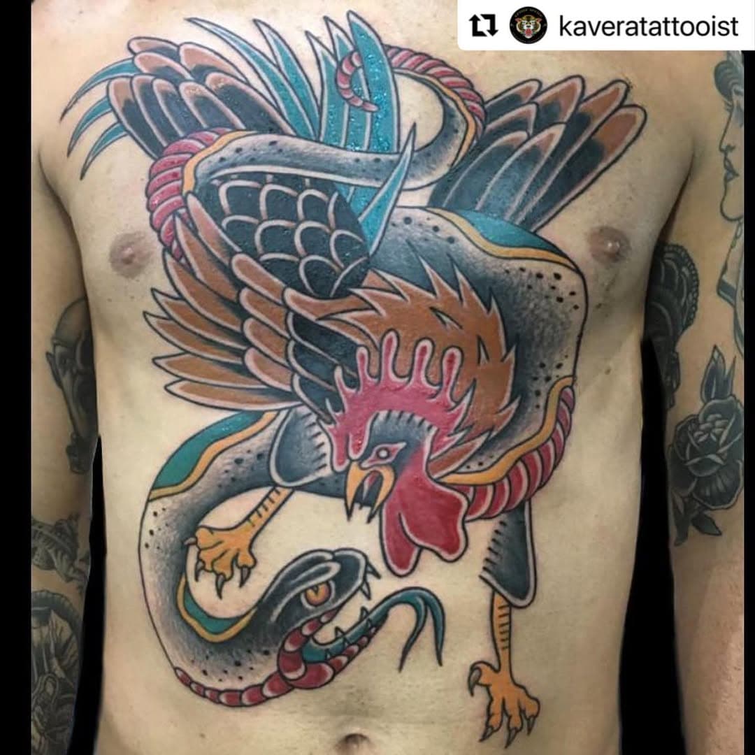 Eu amo esse trabalho que fiz na convenção que rolou aqui na minha cidade @masterinkjf 🐔🐍 
Não vejo a hora de tudo voltar ao normal e poder voltar os eventos de Tattoo! 
Meu mano @nettoalvesrafael guerreiro!  #skinartmag #skinart_traditional #supportgoodtattooing #traditionaltattoo #tattoodo #radtattoos #oldschooltattoo #oldschooltattoos #oldlines #boldlines #boldwillhold #rjtattoo #riodejaneiro #tattoorj