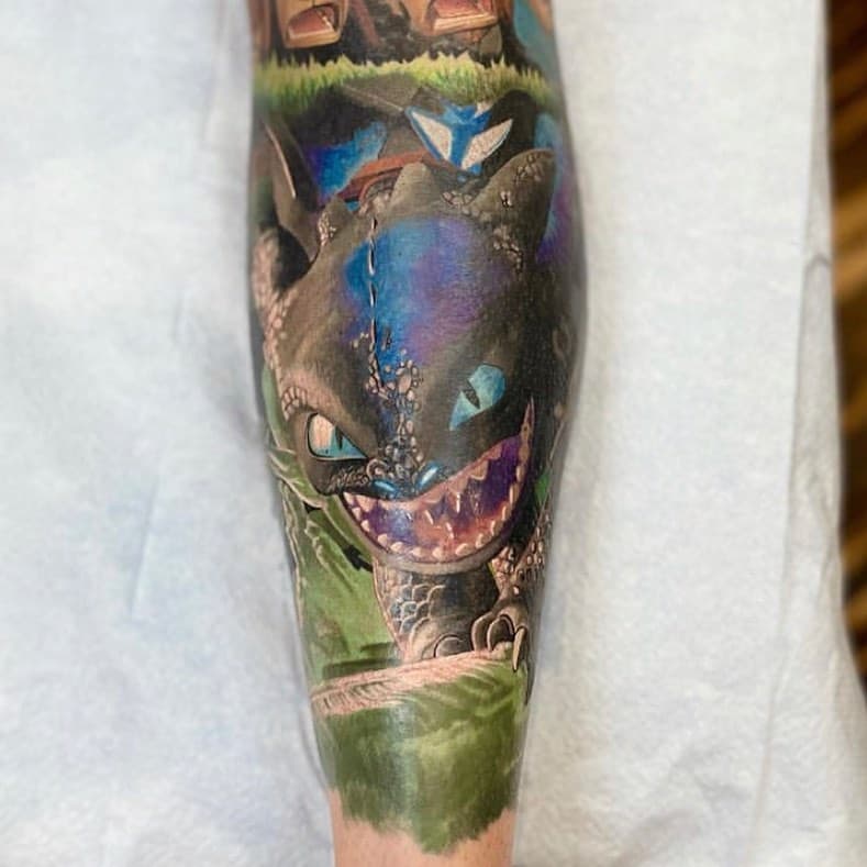 Done by Justin @followthetrainhat 

#disneytattoos #tattoo #justinholcombe #risingsun #followthetrainhat #hokeypokeytattoo #toothless #toothlesstattoo #dragon #legsleevetattoo #legsleeve