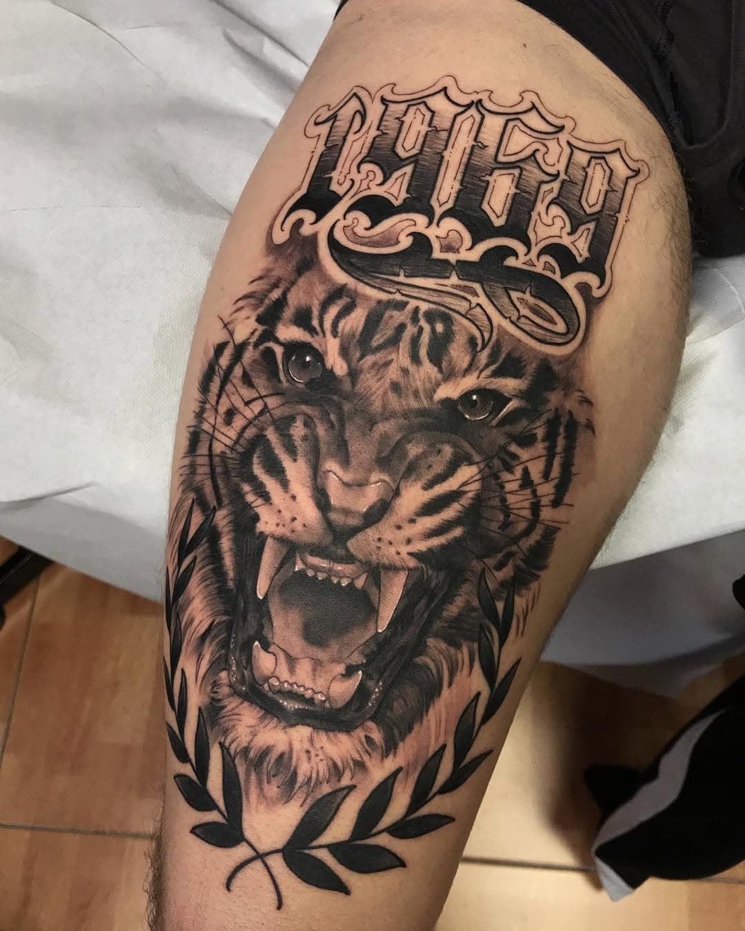 ✖️1969✖️ y gatito para @nacho.sainzz muchas gracias jefe!!! Aguantando de pura madre!!! Hecho en @realfamitattoo siempre barrio!!!! 

@realfamitattoo 
@scriptdealerscrew 

•Contacto 👉 646142504 (tlf & wsp)
Realfamitattoo@gmail.com
DM!!! 
•
•
•

 ✖️REAL FAMI TATTOO✖️
—————————

#tattoo #chicanotattoo #chicanodesign #chicanostyle #oldies #chicano #chicanoart #chicanoarte #chicanopride #chicanogirl #blackngreytattoo#dynamicink #portrait #realism #pic #besttattoo #realism  #girl #girls #girltattoo #lettering #scripdealerscrew #realfamitattoo #madrid #tiger #tigre