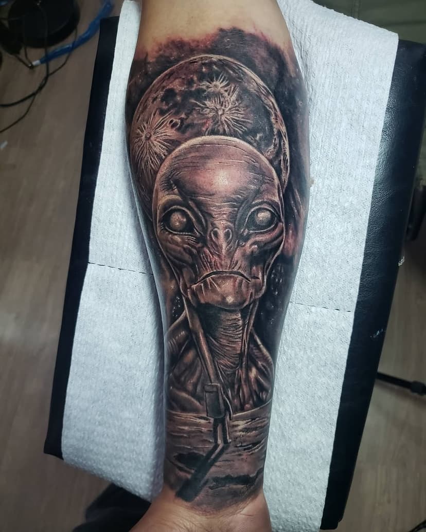 Mais um trabalho finalizado em um cliente que retorna depois de 20 anos de sua primeira tattoo 
Sempre bom saber que temos a confiança de clientes assim principalmente qdo dão total liberdade pra trabalhar em cima das idéias que eles têm.
Obrigado @nelson_cypriano 🙏🏼🙏🏼🤜🏼
#snoopytattoo #electricink #pftattoomachines  #electrinkbrasil #easyglowpigmentos   #tattoo #tattoos #tattoolife #tattooed #tattooartists #tattoolifestyles #professionaltattooartist #ink #inked #inkedup #inkedtattoo #inkedmag #instattoo #inkaddict #blackandgray #tattoed #tatted #tattooartistmagazine #inktattoo #moema #moemasp #ibirapuera #alien