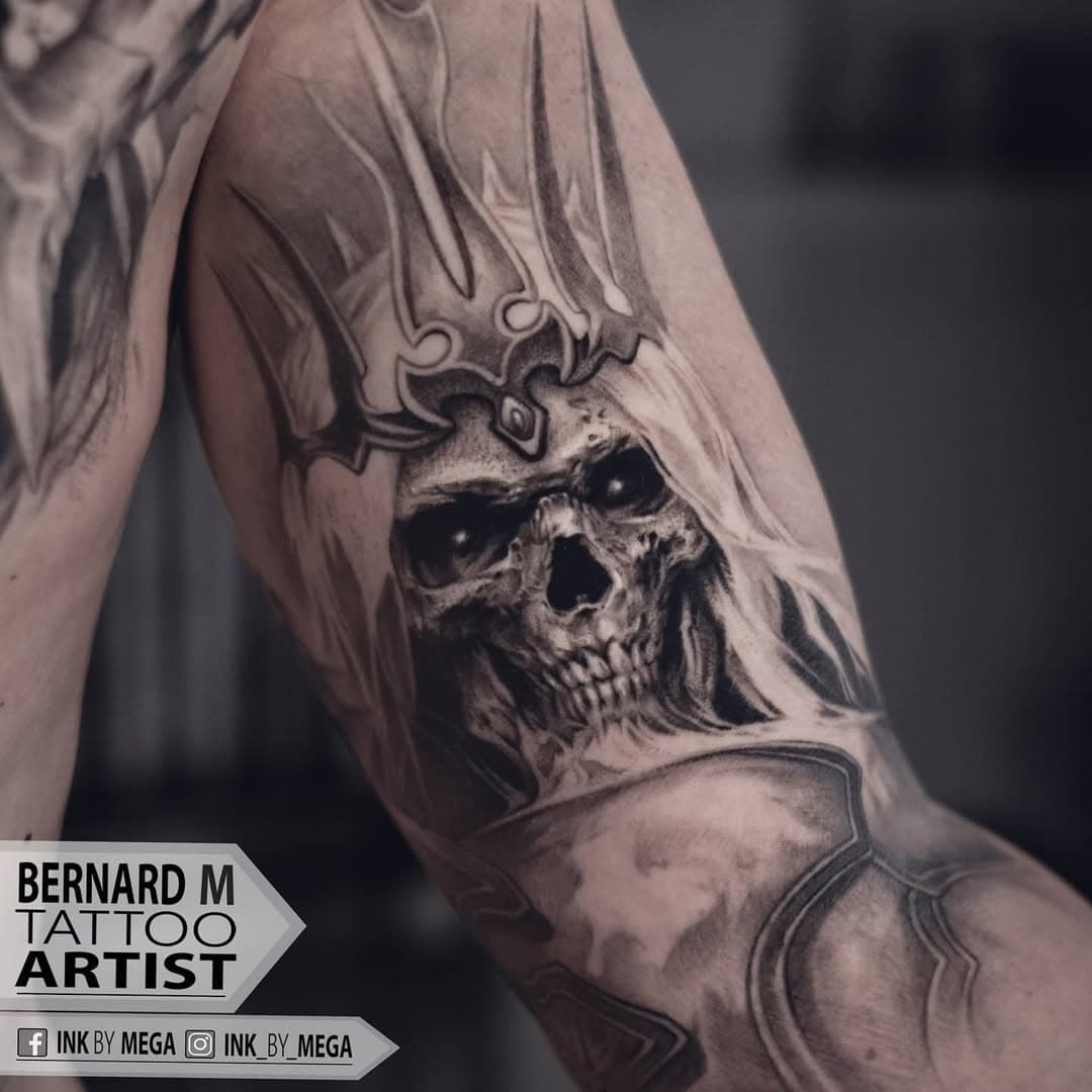 Skeleton King, healed! Diablo sleeve in progress. Original artwork made by @geraldbrom. 

📷 Photograph by @hamishburson 

#bluebirdneedles #diablo3 #diablo2 #diablo #sanctuary #blizzard #blizzardentertainment #blizzardgames #artofbrom #realistictattoo #tattoorealism #demon #hell #evil #blackandgrey #bernardmarusic #ivorytowertattoo #göteborg #skeletonking