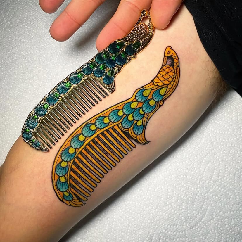 Traducción a estilo #neotradicional 
. Tatuaje para @colibri.8_ 
Hecho en @trap_house_tattoo con
@oxedacartridges @boycottproducts 
.
.
.
#neotraditionaltattoo #neotraditional #comb #haircomb #neotradtattoo #neotraditionaltattooers #neotradeu #neotraditionalart #nouveau #nouveautattoo #tattoonouveau #neotraditionalnouveau #peacock