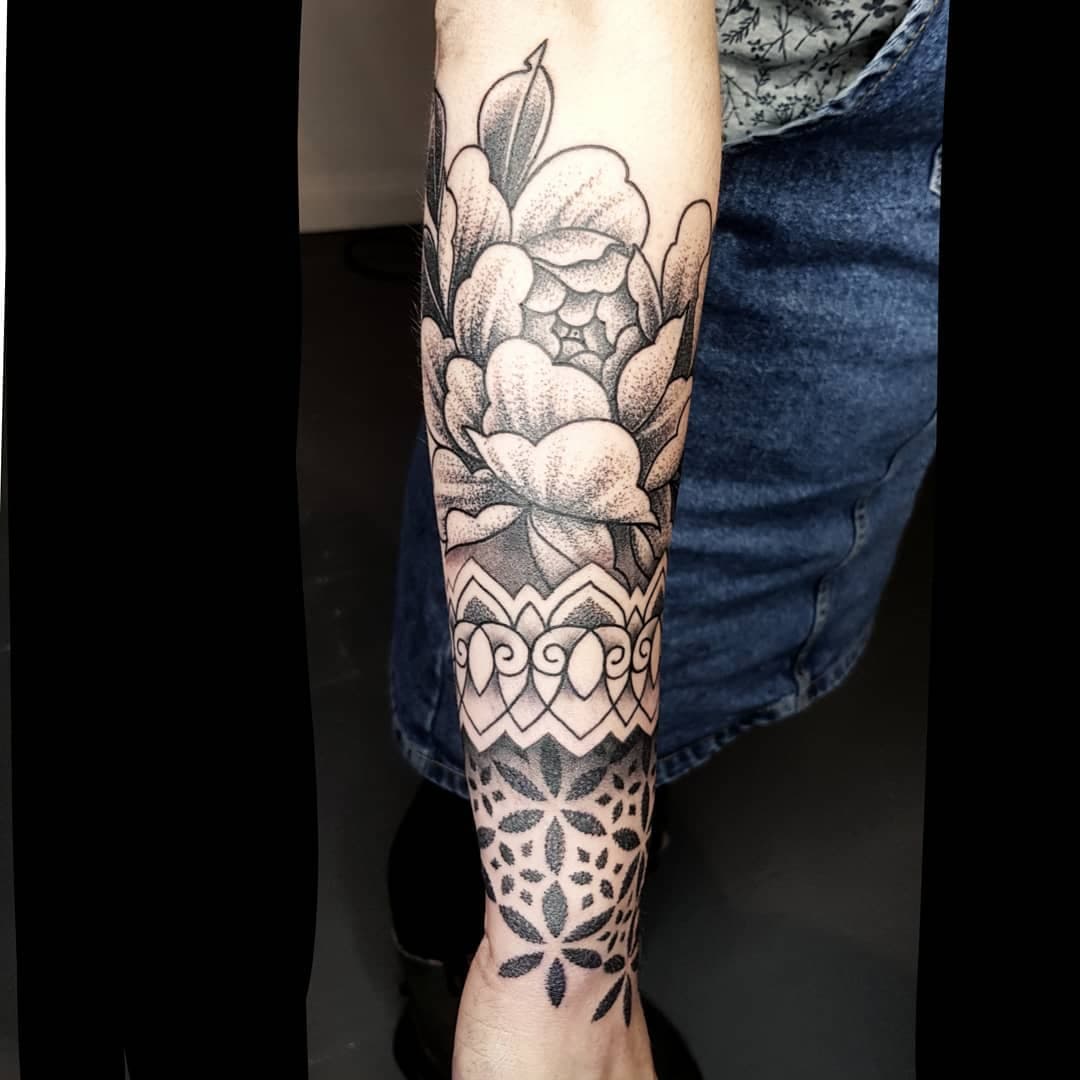 Part of an ongoing sleeve from between all these lockdowns a while ago.. heres hoping we can get back to it soon! Fingers crossed. Dm or fb for bookings.. 😊
#tattooworkers #blackgreytattoo #geometrychaos #geometrictattoos #peony #peonytattoo #tattoodaily #tattoosnob #michaelaarontattoo #beverley #eastyorkshire #blackspiralcollective