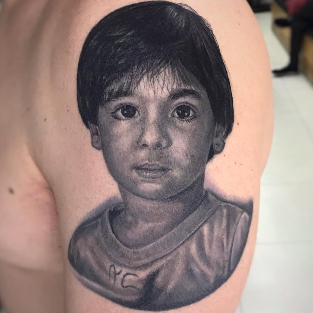 Trabalho de cobertura agressiva em realismo. Sim, é uma cobertura!! Arraste para o lado para ver o antes e depois >>>>
Não foi uma cobertura qualquer, visto a dificuldade técnica de tatuar um rosto (portrait) sobre uma tentativa cheia de linhas grossas e sombras pesadas. O segredo por trás dessa tatuagem vem do preparo da referência, desde o redimensionamento até a reconstrução de formatos e acertos das tonalidades. Já na pele é importante se atentar nas passagens de sombras e tonalidades, para deixar homogêneo e não ferir demais, um exercício de paciência que sempre compensa. O trabalho todo foi realizado apenas com cartuchos RM07 (Magnum curva) e a máquina @astonmachine pen Best (o que fez uma diferença absurda para deixar as passagens de tons bem sutis e consistentes), @dynamiccolor BLK e WD em tons de diluição, diversas sessões até alcançar o melhor resultado possível.
Fiquei muito feliz de poder realizar essa arte e trazer de volta a intenção dessa Tattoo, uma homenagem ao filho.
Se você curte esse tipo de trabalho ou conhece alguém que precisa daquela reforma ou cobertura agressiva, marque nos comentários ou envie essa publicação!!
.
.
.
.
.
.
.
.
.
.
.
.
.
.
.
.
#tattoo #tatuagem #ink #inker #inked #coverup #coveruptattoo #coveruptattoos #portrait #portraittattoo #tattoopretoecinza #blackandgray #blackandgraytattoo #realism #realistic #realisticink #realismo #realistictattoo #realisticdrawing #realisticart #dynamicink #dynamiccolor #souaston