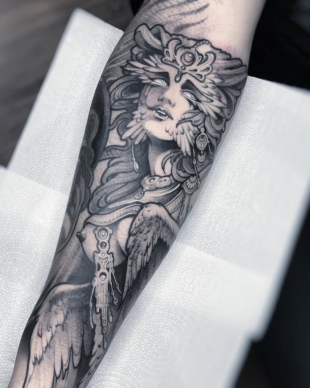 Feita no NOVO @blumetattooparlour - com muito respeito e dedicação. 

Sempre com materiais ⚡️ @electricink ⚡️

Harpia para o Mário, estamos fechando esse braço com personagens mitológicos, particularmente, gosto bastante dessa temática. 

PARA ORÇAMENTOS : Favor acessar o Link do WhatsApp disponível na Bio. 

Obrigado à todos que acompanham e apoiam meu trabalho !