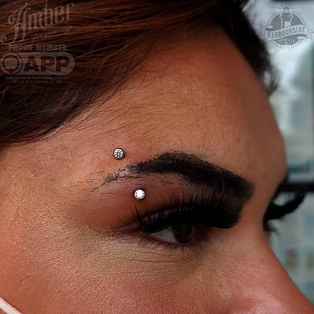 @amber_pro_piercings just LOVES doing eyebrow piercings 🥰🥰🥰
This @neometaljewelry curved barbells has clear cubic zirconias with a nice sparkle and shine ✨
To book a piercing appointment please email HarboursideTattoo@gmail.com 
.
.
.
#APPmember #EyebrowPiercing #VancouverPiercing #PiercedEyebrow #legitjewelry #604 #778 #236 #YVR #BodyJewellery #BodyPiercing #VancouverBodyPiercing