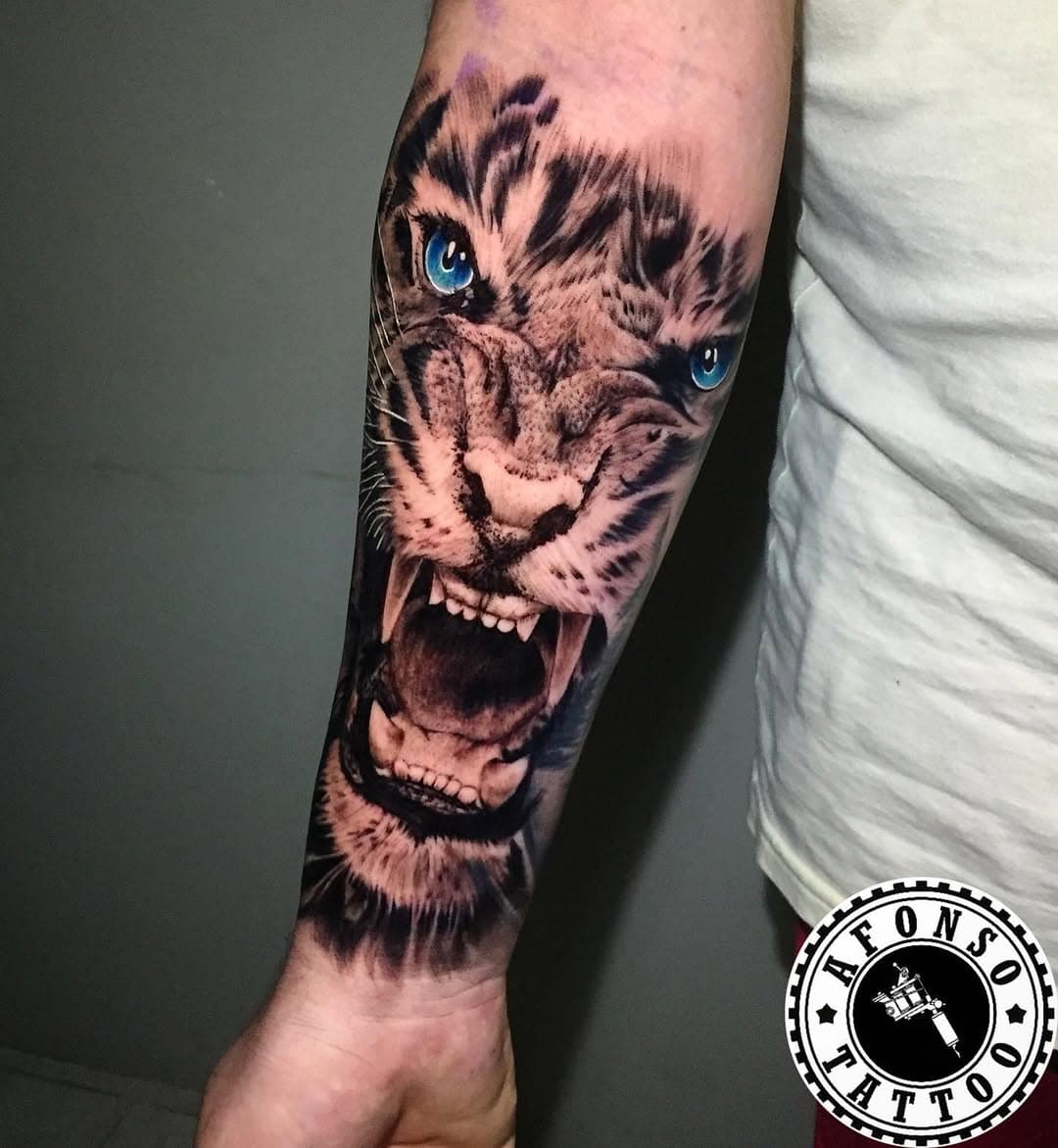 Tatuagem do @joaovictor25lorim 
2ª sessão do fechamento de braço 
#tigretattoo #tattoorealistic #realismotattoo #tattoopiaui #parnaiba #tatuagensmasculinas #tatuagensinspiradoras #tattoinspiration #tattooink #tattooartists