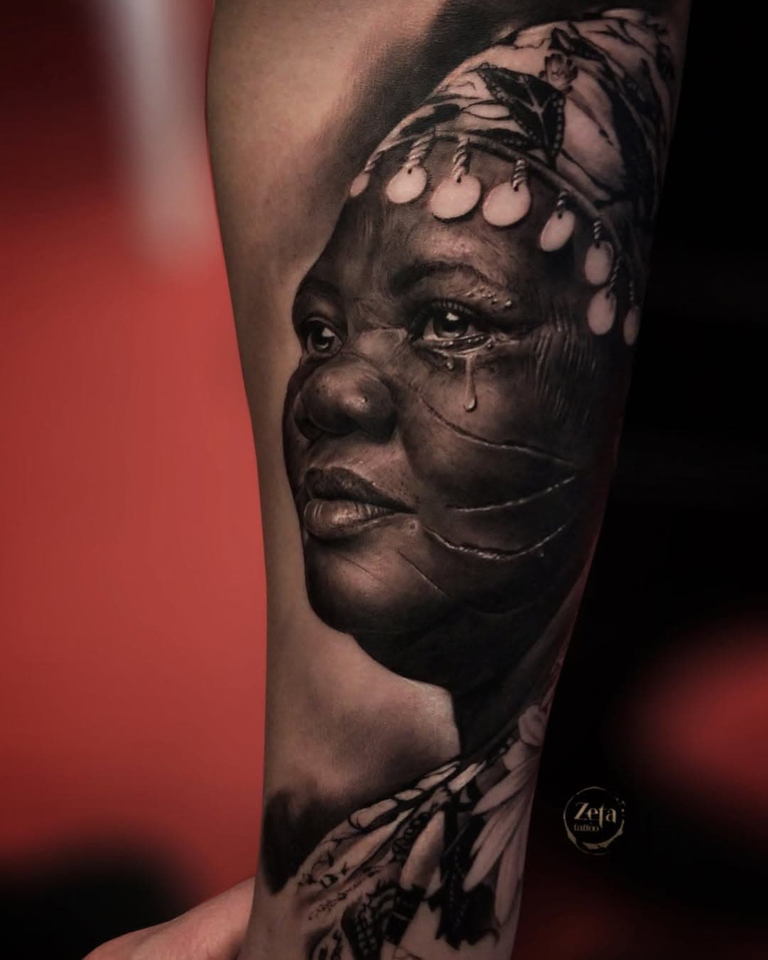 “Repost” THE AFRICAN 

@studiozetatattoo 
@aloetattoo 
@tsunami_tattoo_needles 
@viking_inks 

#african #africa #portrait #portraittattoo #tattoo #tattoos #tattooart #tattooartist #ink #inked #thebesttattooartists #tattooworld #blackandgreytattoo #realistictattoo