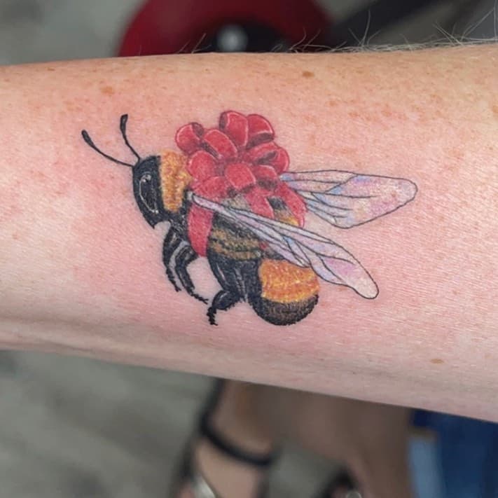 Bee Present 🎁 fun little bee tattoo!!! Thanks for looking. #beepresent #lovewhatyoudo #dowhatyoulove #industryinks #yournewfavoriteink #beetattoo #thankyou