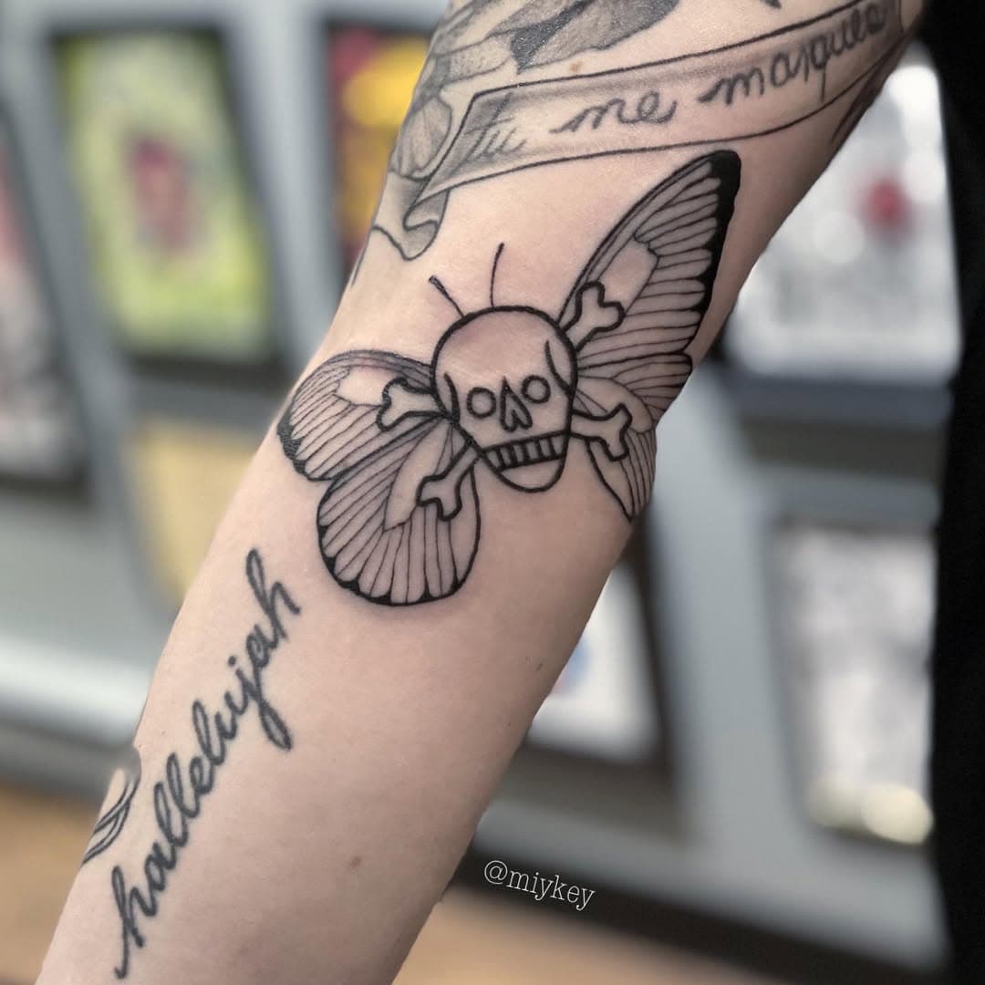Anti death moth 
.
.
.
#deathmothtattoo #deathmoth #artesobscurae #darkart #butterflytattoo #miykey #nyhctattoos #lesnyc #lowereastside #nyctattoo #nyctattooartist #blackwork