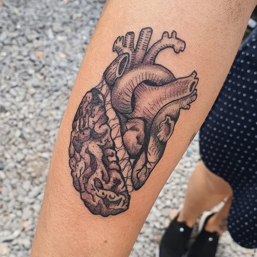 Razão & Emoção 🧠🖤 (só os cringes vão lembrar de NX Zero nessa ein kkk)
👉Orçamentos: 31 98313-4815 ou direto pelo link na bio 

#heart #hearttattoo #coração #tatuagem #tattoo #blackwork #blackworkers #ink #iblackwork #tattrx #tattooart #tattooed #inked #tattoobh #tatuageminspiradora #tattrx #tatuagembh #tattoobhz #art #linework #fineline #blackworktattoo #tatuagensdelicadas #tatuadorasbh #tatuadoras #bh #belohorizonte #tattoos