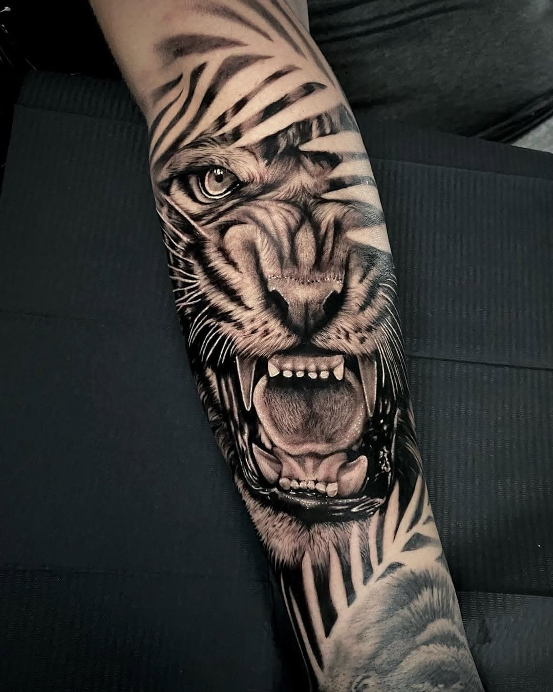 I’ve been in my element today! 🐯 Thanks to @kainward ☺️ 

•
I’ve not been posting much recently as I’ve not been very well but I’m back now! 🥰🖤