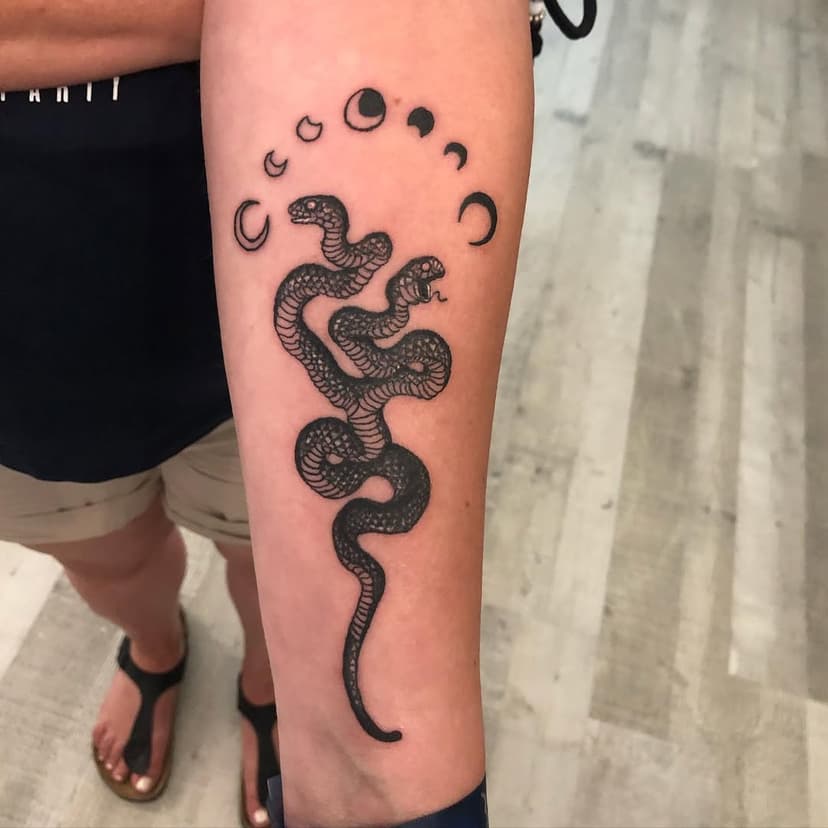 Tattoo in @iurymendesartist #snaketattoo #blackworktattoo #tattoo #tattoos #ink #inked #vacationtattoo #suvenir #albufeira #ourastrip