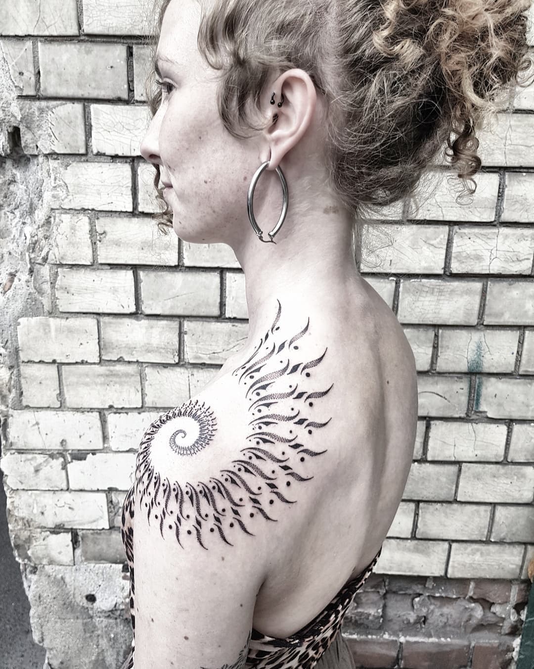 Calligraphic Fern Spiral for lovely @marigoldsgarden_ 's left shoulder. Right shoulder done few months ago. Thank you sweetie, this is definitely one of my favourite projects ever!!! And it fits you perfectly;- )) ❤
For booking requests pls drop me a dm!
Done at @ritual.ink.studio by @gayatree.talisman.tattoo

#inkstagram #instaink #berlin #berlink #tattooartist #tattooart #spiral #spiraltattoo #spiraltattoos #dotworktattoo #dotworktattoos #geometrictattoo #geometricart #instagood #geometrictattoos #dotworkers #dailydotwork #ferntattoo #fractaltattoo #ornamentaltattoo #ornamental #blackink #blackart #blacktattoo #blacktattooing #gayatreetattoo #tattooritual #ritualtattoo #gayatreetattoo #sacredgeometrytattoo