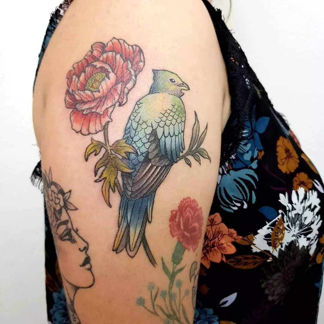 Oiseau et pivoine par @yasmine.relic (cicatrisé depuis un mois, sauf couleur de la pivoine)
.
.
.
#tattoo #tattoos #colortattoo #neotrad #neotraditional #neotraditionaltattoo #neotradsub #neotradtattoos #bird #birdtattoo #peony #peonytattoo