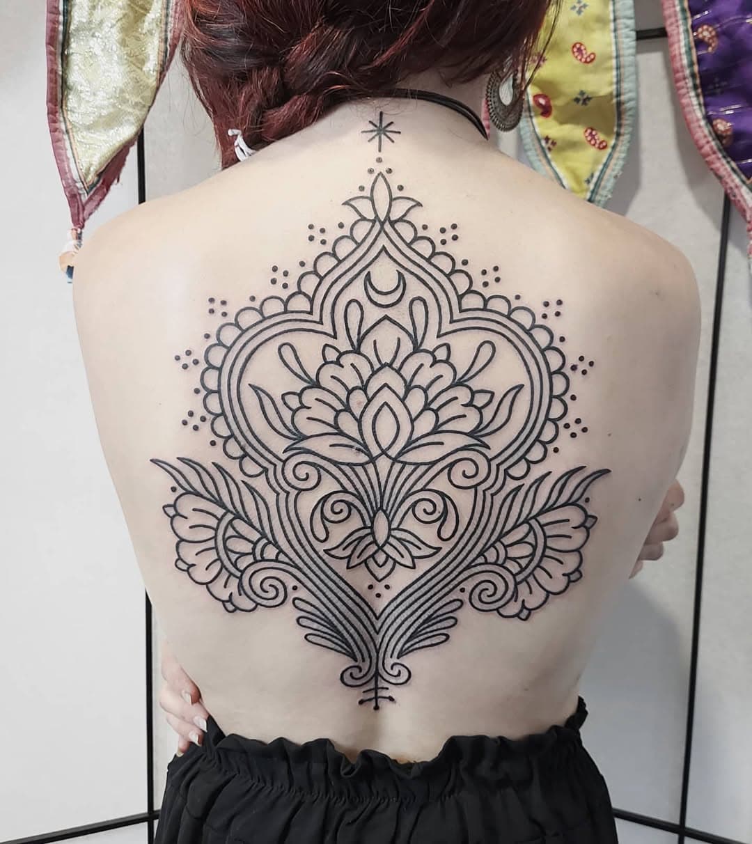 Schiena ornamentale eseguita da @ele_noyr  resident artist
Grazie @kayra_0_aryak 😍🌹 
Realizzato in un unica seduta 💪🏻
*
*
*
*
#backpiece #ornamentaltattoo #ornaments #inkedupgirls #paisleytattoo #linetattoo #boldlines #blackwork #tttism #ladytattooers #backtattoo #dotwork #geometrip #omfgeometry #portaitvision #tribaltattoo #tribaltattoocollective #grossetotattoo #ornamentalsub #blackworkershero #fullback