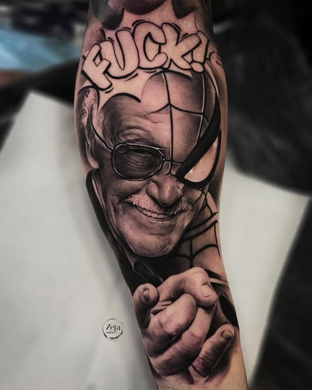 STAN LEE 🤟🏻SPIDERMAN 
@therealstanlee 🕷 @spiderman 🕷 @marvel 

Realizado en @studiozetatattoo 
@aloetattoo 
@viking_inks 
@tsunami_tattoo_needles 
@nuclearwhiteink 

#stanlee #spiderman #marvel #tattoo #tattoos #tattooart #tattooartist #ink #inked #tattooinspiration #thebesttattooartists #tattooworld #blackandgreytattoo #realistictattoo 
@marvelstudios @spidermanmovie @marvelspain