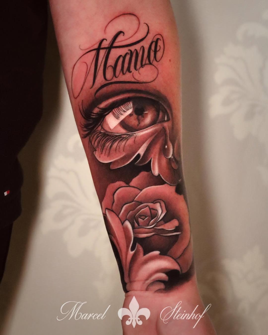 • ❤️ Mama…, ein Bild für die Unendlichkeit ❤️ • #mama #mom #mommy #inkstyle #dresdentattoo #realistictattoo #realisticart #realismo #realisticink #besttattooartist #inkedgirl #inklife #inktattoo #letteringtattoo #letteringchallenge #letteringart #chicanotattoo #ink #chicanostyle #chicano #chicanolettering #tattoo #tattooart #tattoogirl #tattooartwork #tattooistartmag #bishop #bishoprotary #eliteneedlecartridge #eliteneedles @eliteneedle @bishoprotary @bishopitaly @bishop.tattoo.supply @bishopsmp @bishoptattoosupply