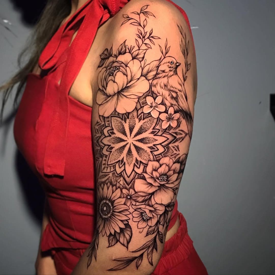 Trabalho feito pelo @simas.tattoo 
Floral blackwork 

#tatuagem #blackwork #art #drawing #tattoo #floral #art