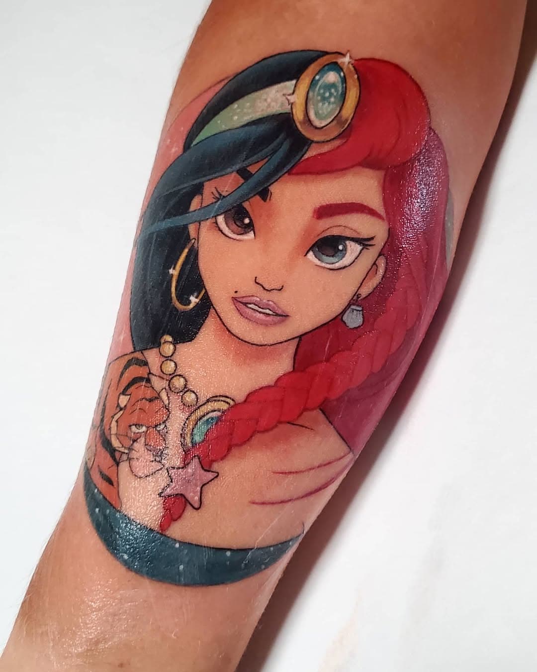 Projet Disney comme je les aimes!! Merciiiii 
N'hésitez pas à me proposer vos projets personnalisés 
Done with @hawink_supply 
#tattoo #disney #disneytattoo #ariel #jasmine #aladdin #lapetitesirene #raja #colortattoo 
@latelierartshop  @disneytatts