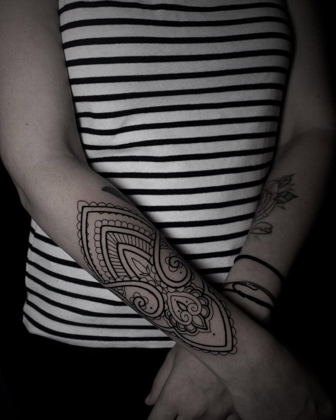 Par @david_carthy 

#work #tattoo #line #liner #pattern #patterntattoo #ornament #ornamental #ornamentaltattoo #geometric #geometrictattoo #tattooist #dot #dotwork #shade #shader #mandala #mandalatattoo #legtattoo #tttism #ink #inked #black #grey #sacredgeometrytattoo #geometrip #ttmmt