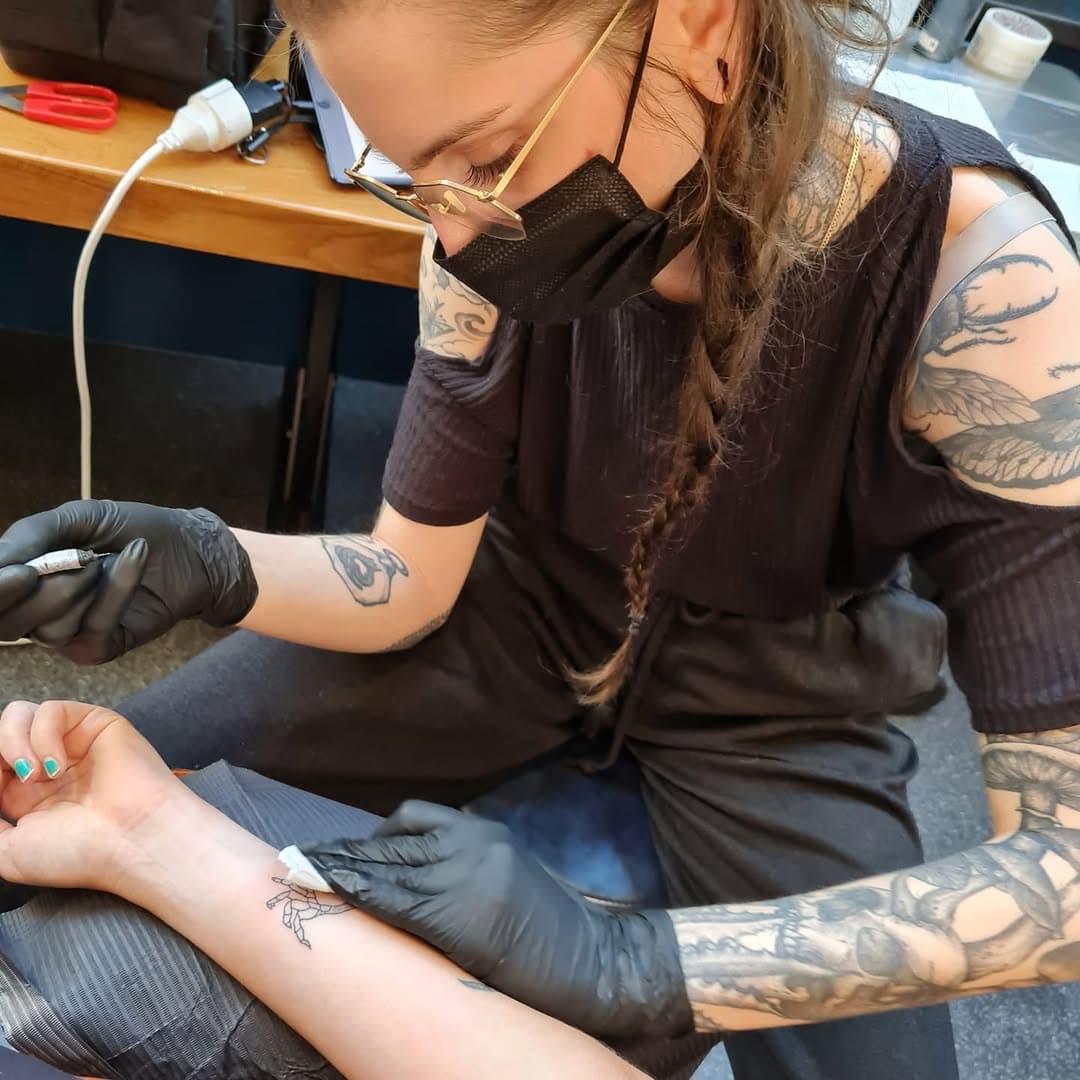 One of @yohoboandabottleofrum 's many talents is handpoke tattoos. 😍🏴‍☠️

Here she is, hard at work today!

#seashepherdtattoo #seashepherd #seashepherdnl #tattoo #veganink #handpoke #inkfortheocean