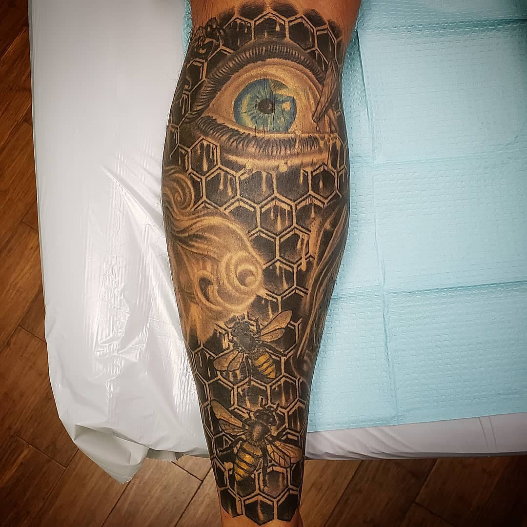 Coloring some honey on this honeycomb background,thanks Justin.#michigantattooartist#h2ocean#michigantattooers#lansingtattoo#michigantattoo#lansingtattooartist#cheyennetattooequipment#eternalink#truetubes#electrumstencilprimer#sullenartcollective#skinartmag#tattooistartmag#tattoosnob#criticalbattery