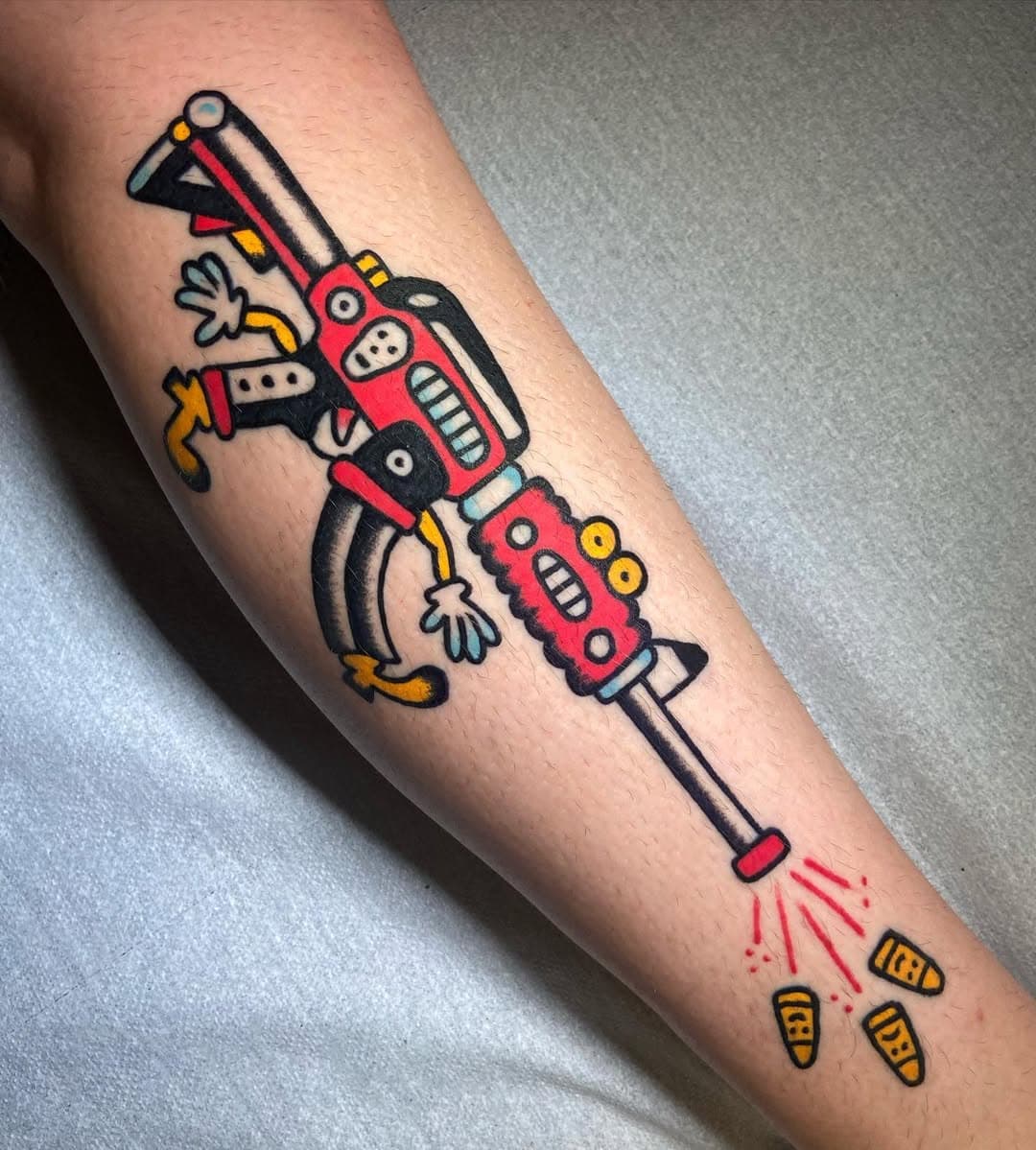 🔫🔫🔫🔫 tattoo curado para @karameleta 🙏🙏🙏 muchas gracias !! 

Mañana empieza mi viaje por el sur, estaré currando en @unitytattoogranada @redrosestattoo y @lucerotattoosevilla  durante estas dos próximas semanas. Me queda algún hueco disponible. ✌️👀

#bacin #bacintattoo #tattoo #healedtattoo #colortattoo #criminaltattoo #metralletatattoo #gunstattoo