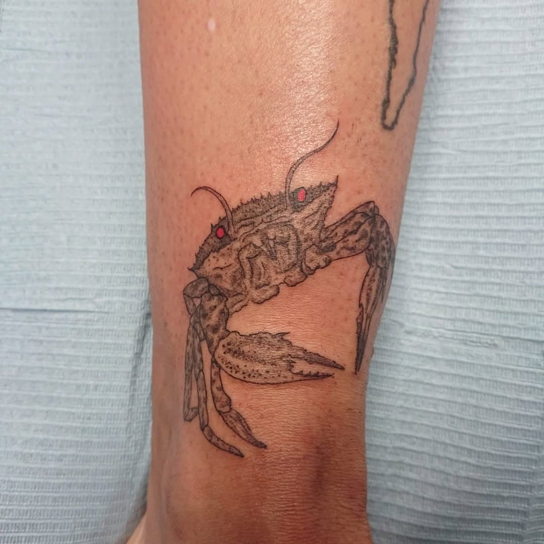 2 new beautiful crabs for @crabbymaxie done by @yohoboandabottleofrum 

🏴‍☠️❤

#seashepherdtattoo #seashepherd #seashepherdnl #ink #tattoo #veganink #inkfortheocean