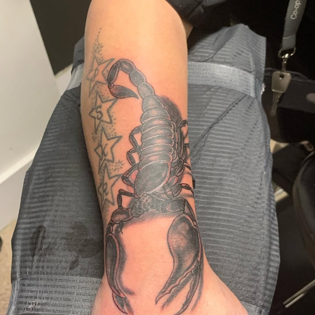 Used this emperor scorpion for a coverup of an old name and tiny rose tattoo on emma on friday, its a little different as instead of white we used invisible UV ink that glows blue under uv light... swipe through the pics to see the effect....cant wait to see it healed....💚💚💚
#scorpiontattoo #ultravioletink #handtattoo #blackandgreytattoos #coverup #highlightsmatter @oldempiretattoo #inkslingers #uvtattoo #tattoo #tattooist #tattooing  #tattooed #dermagloink #aftercare #elgatonegro #elgatonegrotattoocare #tattooistlube #vegan #organic #vegantattoo #organictattoo #veganaftercare #organicaftercare #usethelube @tattooeverythingsupplies 
#totaltattoomagazine