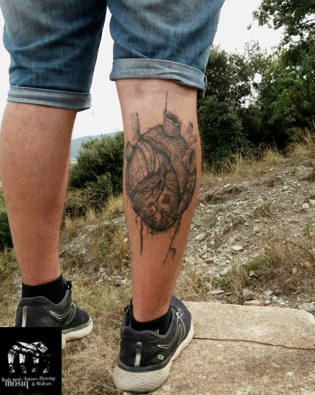 Corazón curado para la pata de César. 🙏🖤🙏
Parece que quiere saltar pero es la puerta del bosque.

#forest #heart #corazon #hearttattoo
#sketchtattoo #bcntattoo #senderismo #corazontattoo #walking #montaña #mountain @raulmosiq.tattoo #raulrodriguezmosiq #love #lovenatura #vegan #veganlife #princesar #vegantattoo #healedtattoo #freehand #freelife #🖤