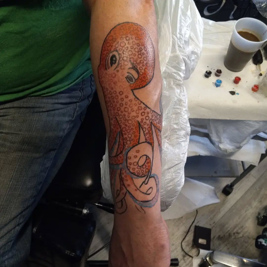 It was hard to get a decent photo of this little guy, this is our second session, one more to go, I love him 🖤🐙