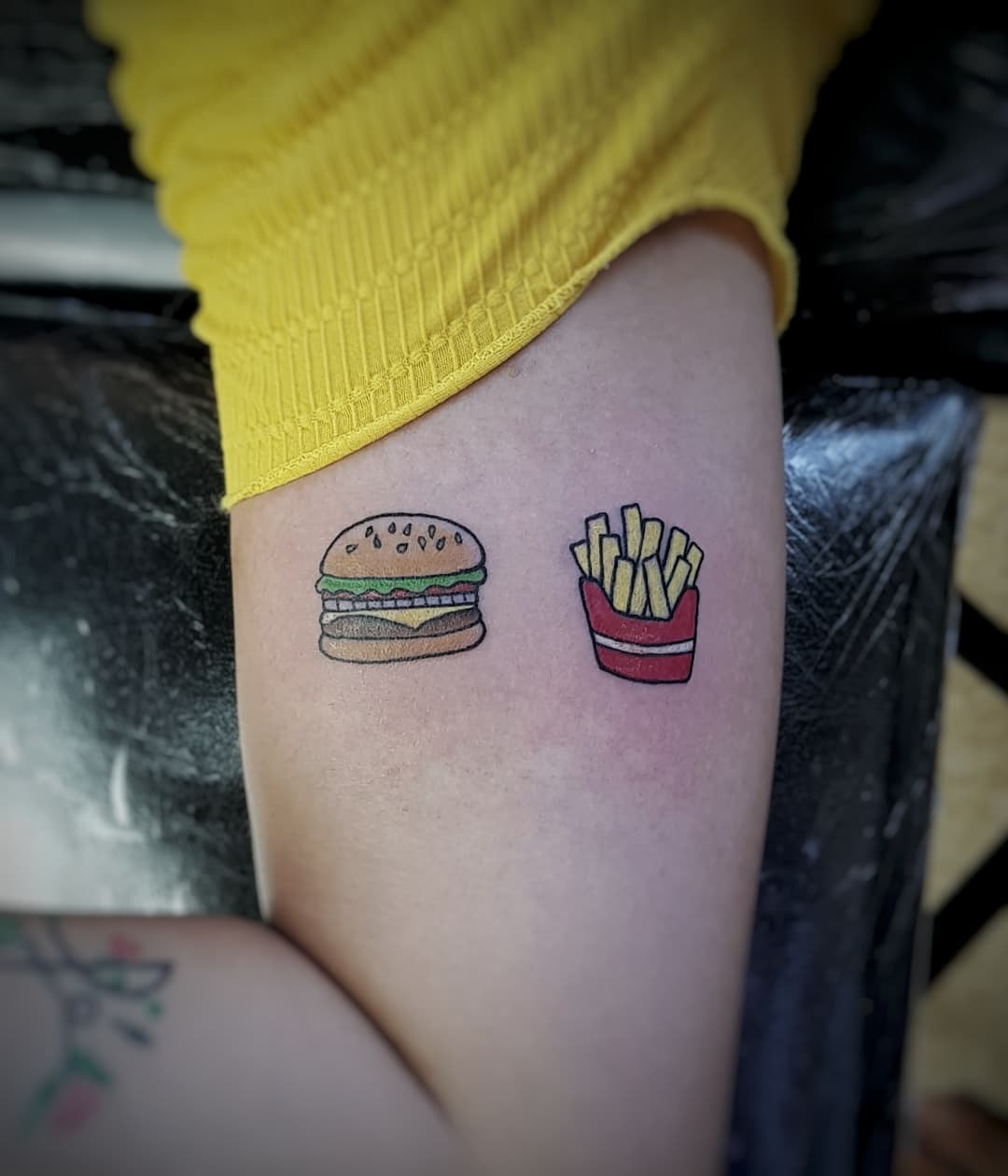 Tattoo de hoje!
Muito obrigado pela confiança @deia.souzah 
.
.
.
.
.
.
#ricktattoo #tattoo #tatuagem #mg #electricink #mirage #easyglowpigments #leao #tattooburger #rodeiro #burger #burgeria #hamburguer