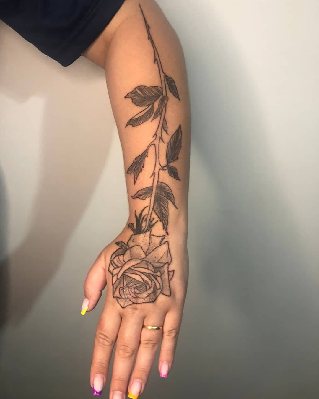 🌹• @ketlyn_evandro 

 Orçamentos por 991589594 📲

 #rosetattoo #rosa #tatuagemfeminina #tattoofeminina #tatuagemdelicada #tatuagemderosa #ink #tatuajes #tattoos #tattoo2me #tatuageminspiradora