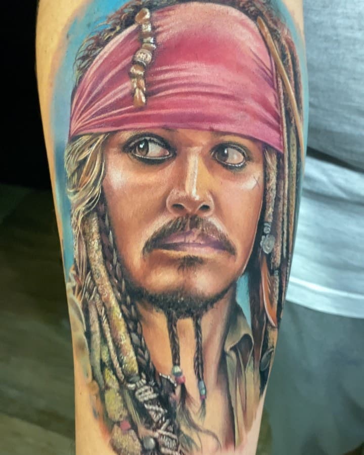 Tattoo que fiz pra concorrer na categoria portrait na convenção @tattoodayonline, gostei bastante do resultado porem  dessa vez não veio prêmio, mas fico muito agradecido a todos que apoiam meu trabalho e que sempre me fortalecem ! Queria agradecer a minha companheira @raquelbez1 que sempre tá na correria comigo e minha tela @lucasdasilvarg que aguentou umas horinhas de dor só na descontração ! Queria agradecer a @headtattoo que fortalece sempre com o espaço e apoio ! Também a @lilarosas.almeida e o @raphaspinosa que foram trocar umas ideias 💡! Obrigado a todes!
Se curtirem o trampo mandem um pix pra fortalecer hahaha
996480944 vai que cola 😬 
.
.
.
#tattoo #tattooink #portraittattoo #tattooportrait #tattoorealistic #realistictattoo #piratasdocaribe #jhonnydepp #tenhonadaavercomtuavida