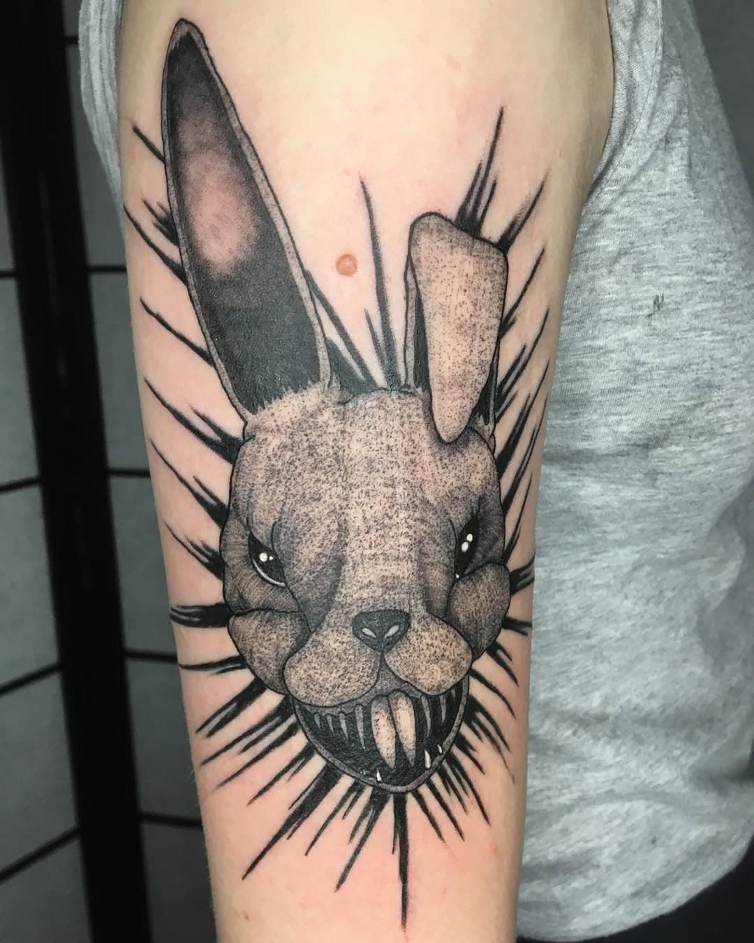 Avete visto un coniglio ,Un po’ incazzao?  #tattooart #torinoèlamiacittà #rabbit