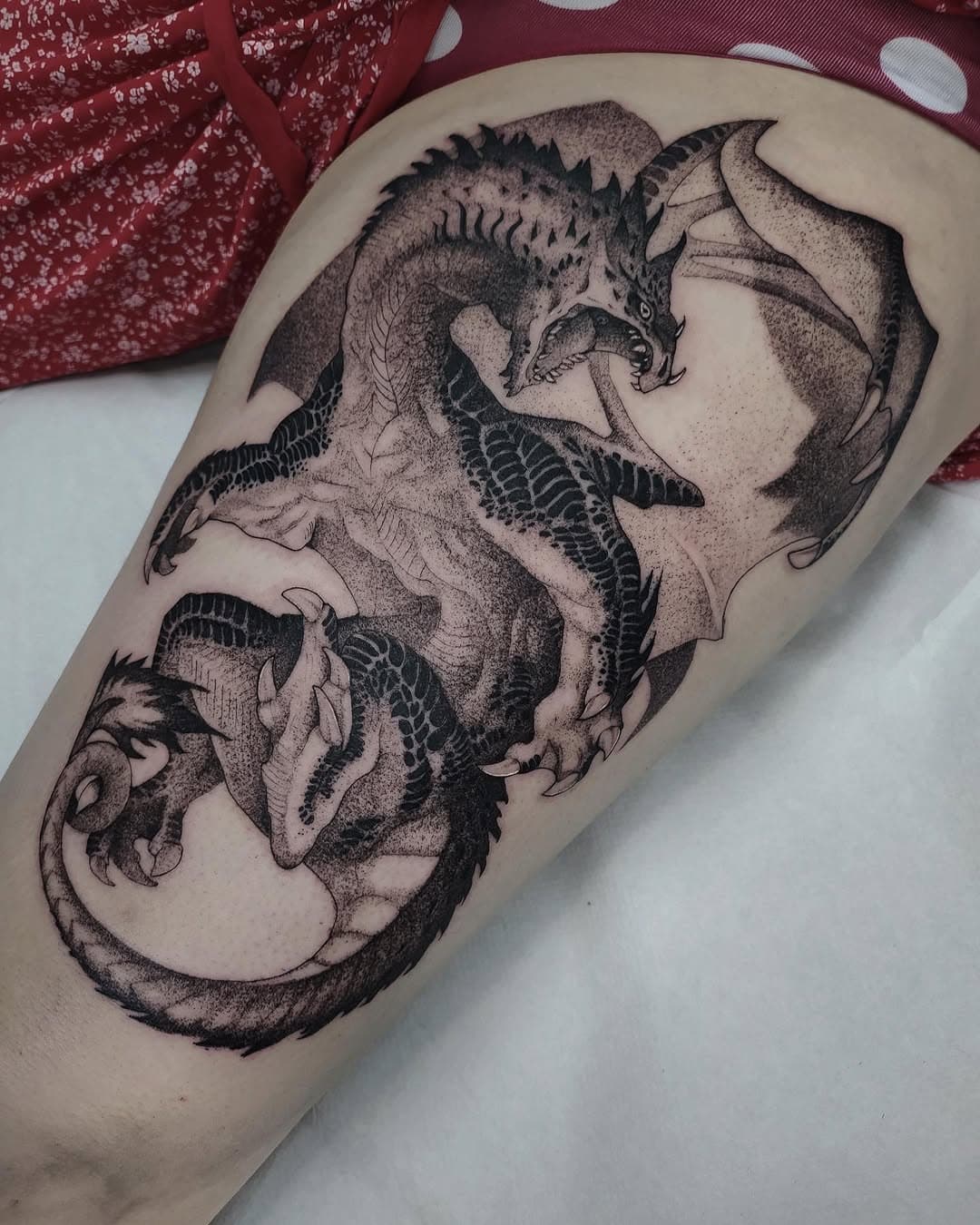 De hace unos meses en @maoandcathy 
Cogiendo citas en Madrid! 
.
#neotraditionaltattoo #dotworktattoo #singleneedle #finelinetattoo #madrid #madridtattoo #dragon #tattoo