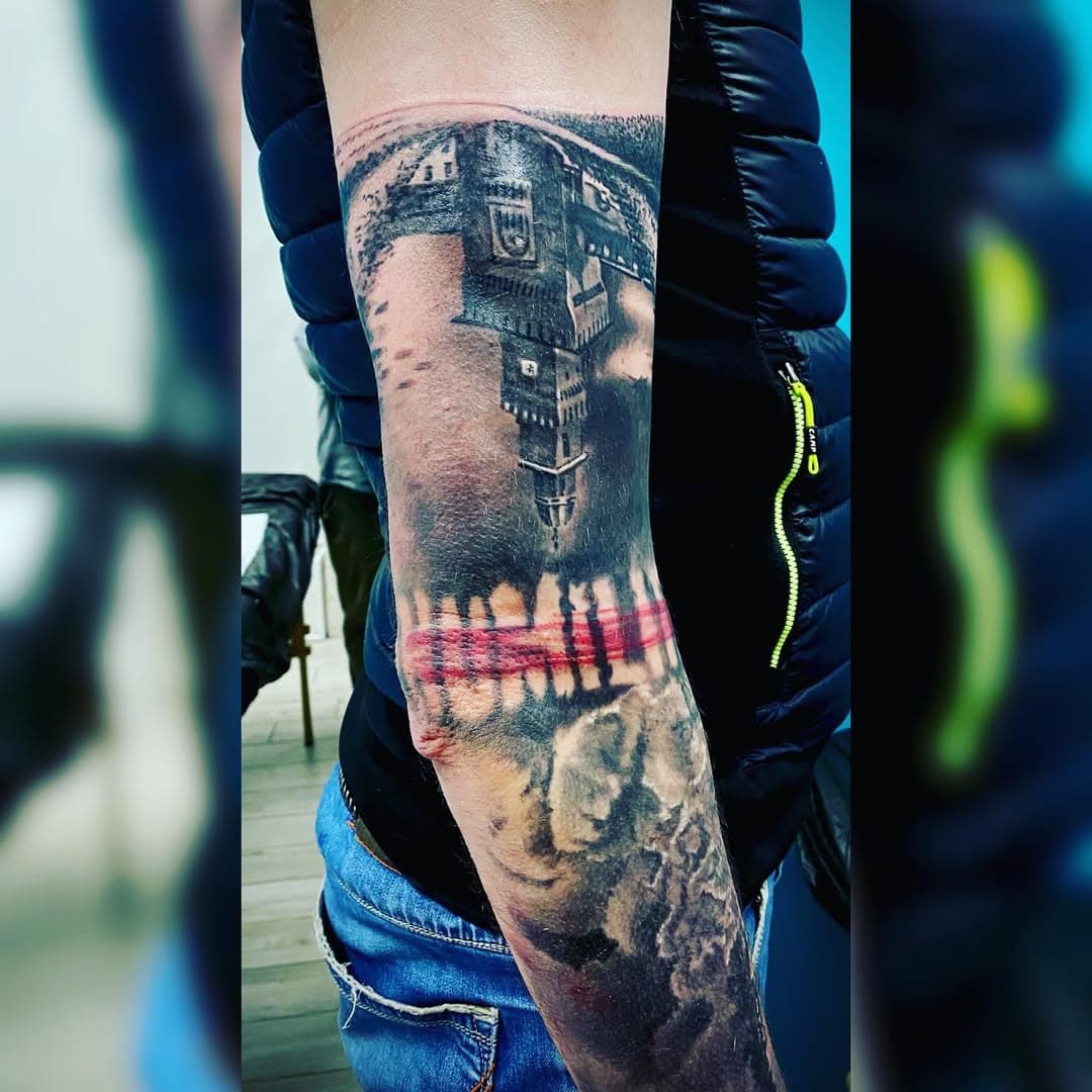 Second session on this sleeve. 
Sforzesco castle mirrored in the puddle
#realistictattoo #sforzesco #castello #castle #castellosforzesco #puddle #mirror #tattooideas #tattoosofinstagram #architecturetattoos