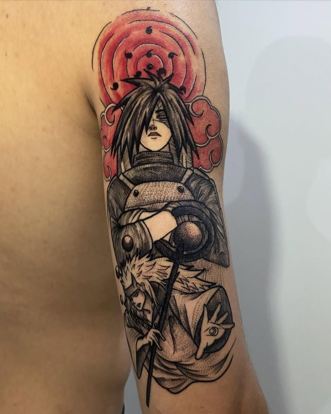 Fiz essa tattoo no sábado mas tirei as fotos hoje, fiz o Madarão no brother @lucas_skt27 
.
Hoje é meu último dia aqui em Rondônia e aí vou dar um pulo e conhecer o Amazonas. Se quiser fazer uma tatuagem comigo me chama no WhatsApperson 66 9 8130 8096, se a gente combinar certinho, eu posso tirar um rolê perto de você é a gente faz um trampo maneiro 
.
#madara #sharingan #animetattoo #geektattoo #otaku #otakutattoo #nerdtattoo #naruto #akatsuki #blackwork #tattoodo #dynamic