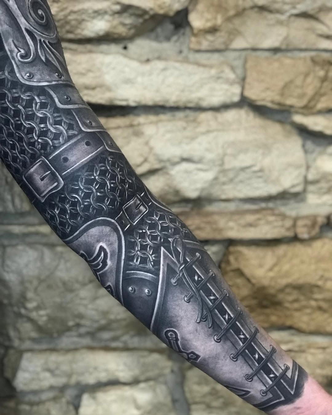 ⚔️FULL SLEEVE ⚔️ Retour sur l’incroyable projet que Blazej a confié à @681holly ! Et maintenant à qui le tour ? ✋

#throwbacktuesday #armortattoo #realistictattoo #healedtattoo #tattooforlife #tatouage #tatouagehomme #inkedmag #tatouagemagazine #medievaltattoo #lyontattoo #kwadron