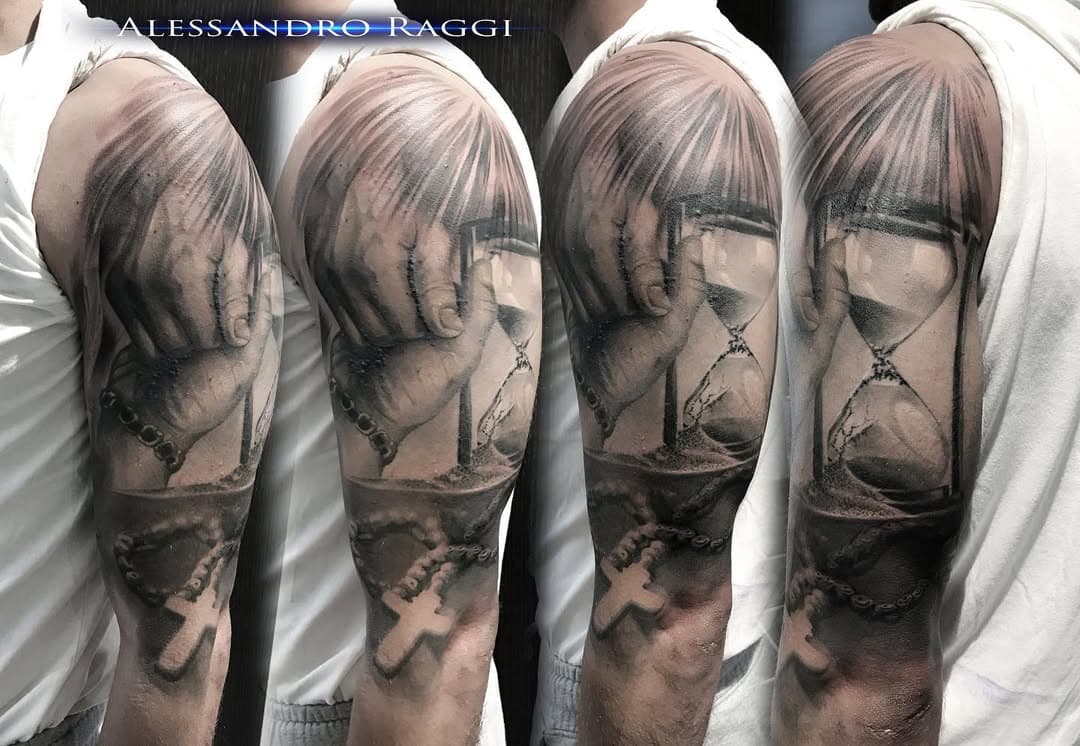 Legami di famiglia su pelle 

#killerinktattoo #realistictattoo #savona #blacktattoo #clessidra #hands #rosary #religioustattoos #religion #alessandroraggitattoos