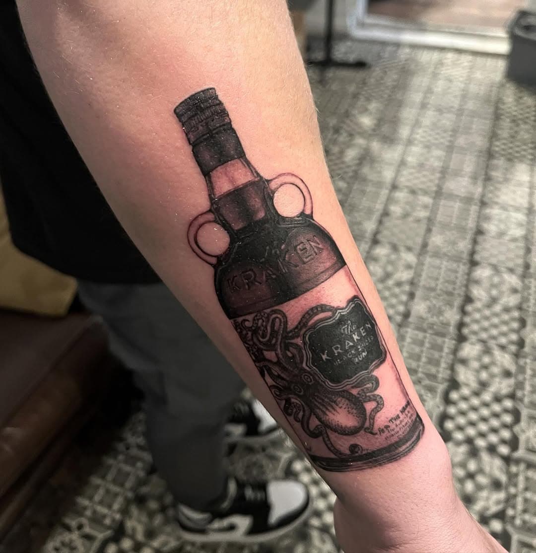 @krakenrum bottle I did on the legend Reece, still got some details to touch on and white to add, been a fun one to work on so far! 

Sponsored by 
@atlascartridges 
@detaletattoocare 

Done at @theblackpennyclub_tp 

#tattoo #tattoos #tattooartist #realistictattoo #realismtattoo #blackandgreytattoo #blackandgrey #kraken #rum #finelinetattoo