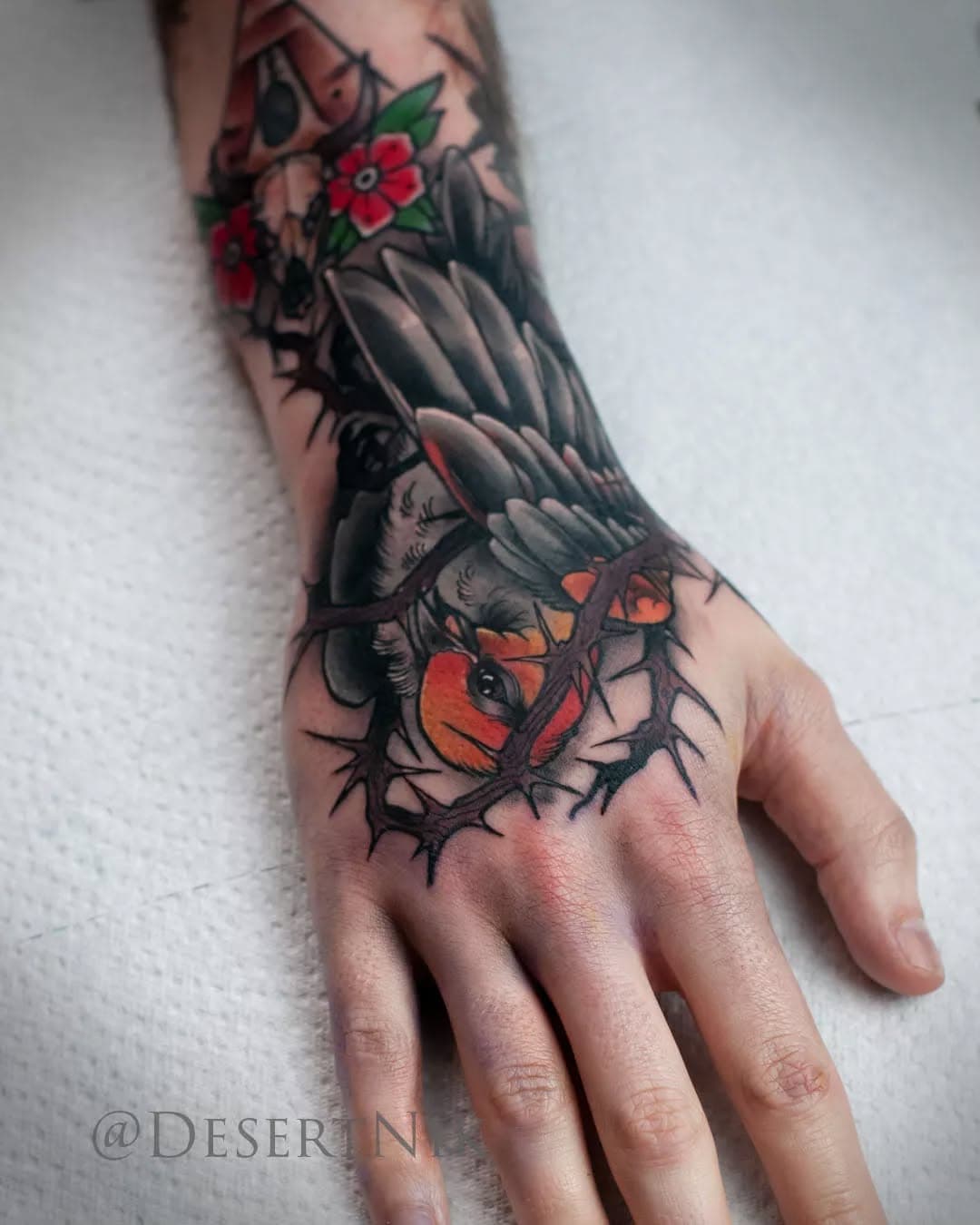 Little bird caught in thorns... And a small refresh of an old tattoo.
Done in one session
.
.
.
.
.
.
.
.
.
.
.
#ink #inked #tattoo #hand #handtattoo #bird #birdtattoo #neotrad #neotradeu #neotradworldwide #neotraditional #berlin #dergrimmtattoo #desert_nik #balmtattoogermany #balmtattoo #cheyennetattooequipment #killerink #hmtattomachines #blackngoldlegacy