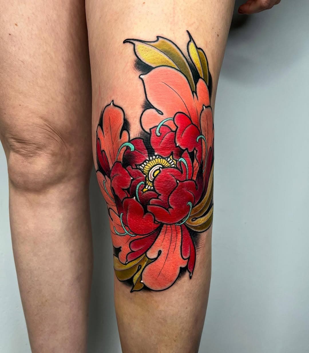 Gracias a Ana por aguantarse esta peony, un placer hacer flores 😻. Cualquier información podéis escribir a info@trecetattoo.com o pasar por el estudio en calle carreteria 58 malaga. #trecetattoo #trecetattoomalaga #tattoomalaga #neotradtattoo #neotraditionaltattoo #ink #tattooink #tattoosnob #neotradtattoo #neotraditionalspain