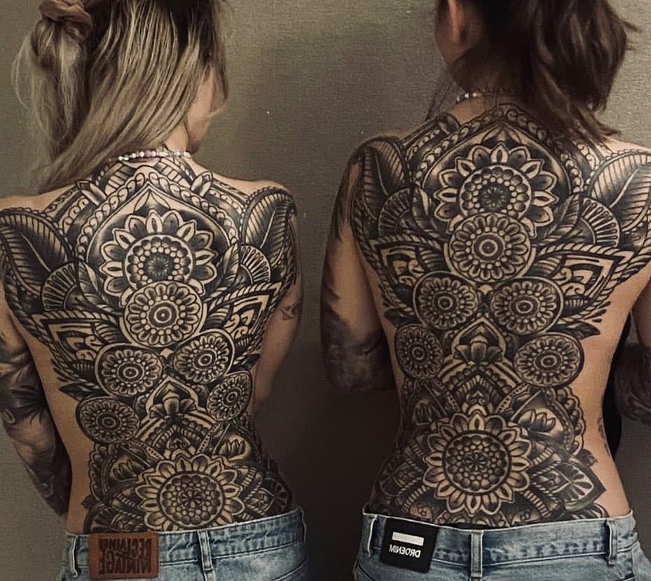 Abgeheiltes ZwillingsBackpiece.
Insgesamt 6 Sitzungen🥸

Vielen Dank @annenotlena & @lenanotanne 

#tattoo#tattoos#tattooist#tattooart#tatuaje#tatuagem#tattooartist#tattoosofinstagram#tattoooftheday#mandala#ink#inked#inkedup#inkstagram#inkedgirls#inkedbabes#girlswithtattoos#mandala#backpiece#backpiecetattoo#eastsidetattoomagdeburg#magdeburg