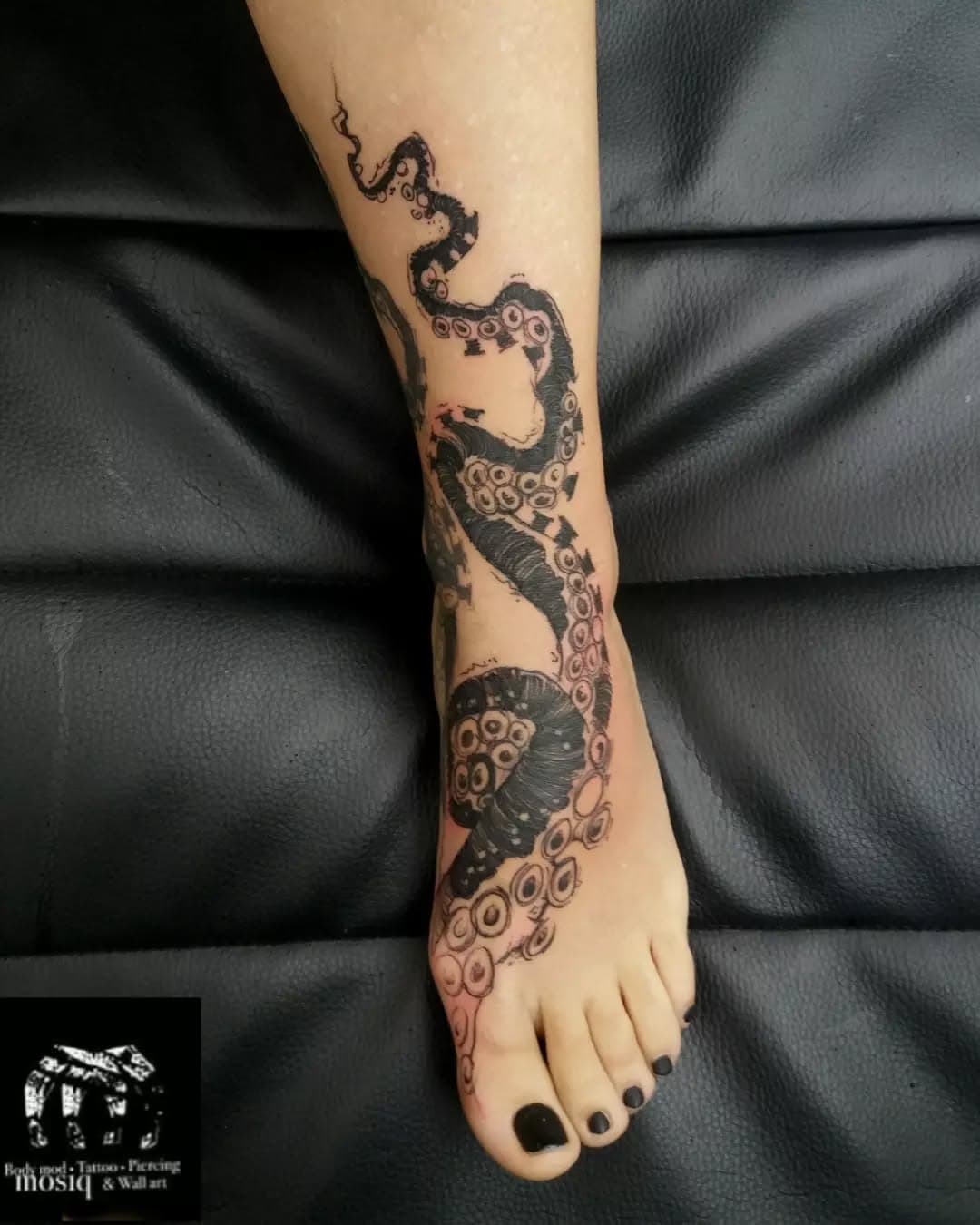 Tentáculos. Dos de momento...

Feliz de cruzarme con gente tan bonita.

Truequeando y engordando contra el capitalismo.

Cierro agenda hasta próximo aviso.

#octopus #tattoo #tatuaje #pulpo #freehandtattoo #tentaculostattoo #foottattoo #barcelonatattoo #blackworktattoo #vegantattoo #🐙