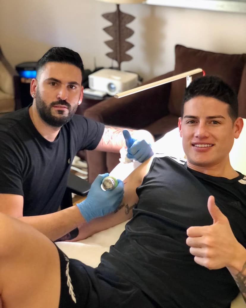 Tatuaje para mi panita @jamesrodriguez10 para  hacerle unos retratos familiares muy importantes para el. Gracias por la confianza depositada en mi y por la hospitalidad de todos. Me llevo una gran experiencia y unos buenos amigos nos vemos muy pronto! 🇪🇸🇨🇴

Tattoo for my panita @ jamesrodriguez10 to do some very important family portraits for him. Thank you for the trust placed in me and for everyone's hospitality. I take a great experience and some good friends see you very soon!

#jamesrodriguez #tattoo #tattoos #futbol #futbolplayer 
@perlanegratattoostudio 
@tsunami_tattoo_needles 
@tattooproton 
@radiantcolorsink