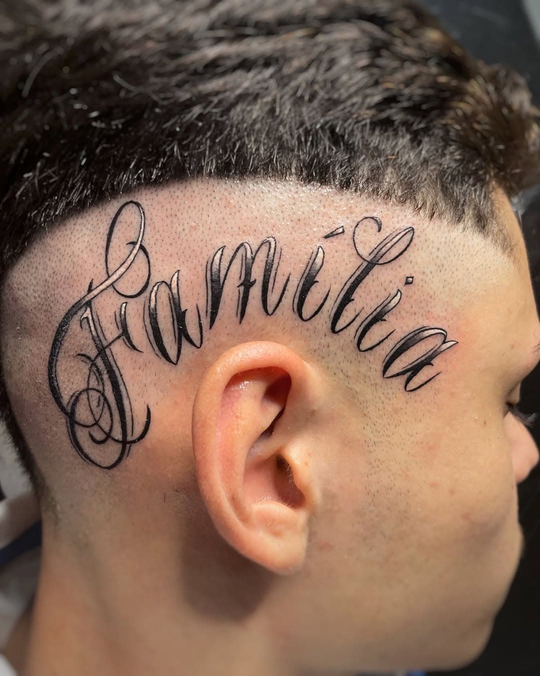 Lançou a braba, primeira tattoo do @gustavoo.aguiar já foi na cabeça! Tmj mano!
.
.
.
.
.
.
.

#tattoo #tattoos #ink #inked #dynamicink #souaston #tatuagem #tatuaje #tatuajes #tattooideas #tattoo2me #tattooflashart #flashtattoo #flashtattoos #lettering #letteringtattoo #letteringart #gangster #gangsta #familia #family #tatuaje #tatuajes #dynamicink #souaston