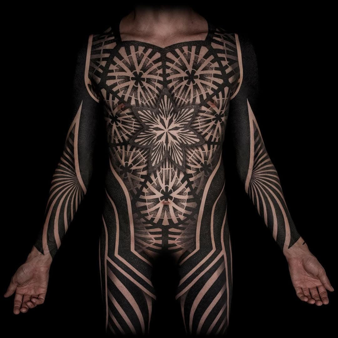 Missing all the moments of laughter with @couture_birthday_suit . Patrick was the second bodysuit I completed. He travelled from Oregon over 7 trips of 5 consecutive days of 8ish hours during 14months.
Thank you so much Patrick for your trust and for letting me transform your body into a moving/ breathing artwork.

Creating perfectly symmetrical pieces like this is what I enjoy working on the most as I truly believe this is what enhances the body shape the most. We covered 7 tattoos which is always an additional challenge I love to take on.

If you are interested in seeing more of this projects, you can check his account @couture_birthday_suit where he posted some pictures of the process.
Thank you for your interest. 

#BlackSymmetry #Tattoo #Blackwork #Dotwork #Geometry #Art